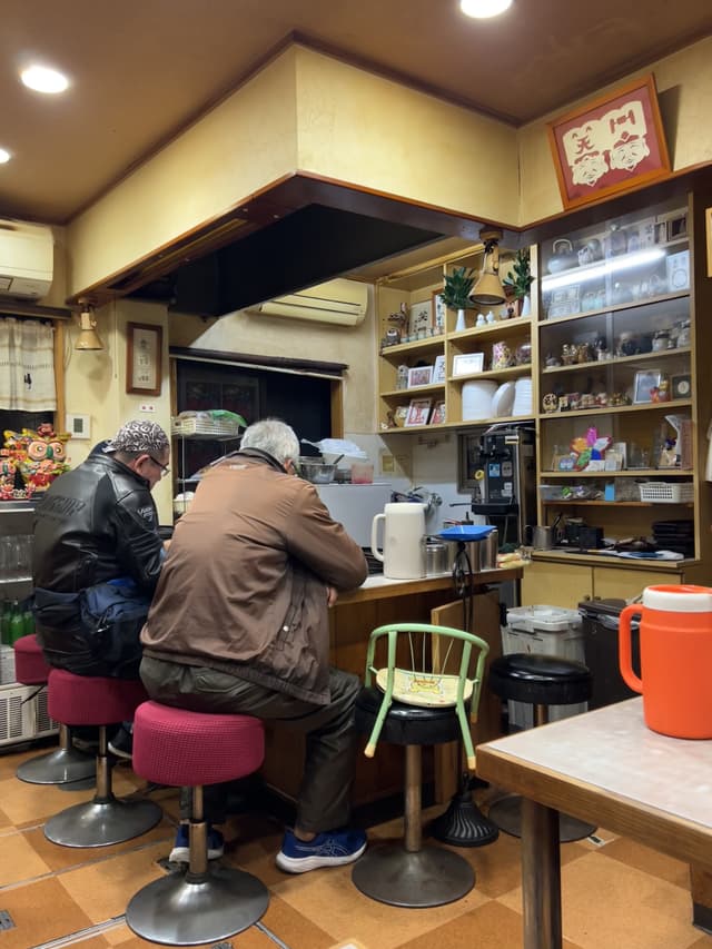 Schappen met drankjes in een klein winkeltje